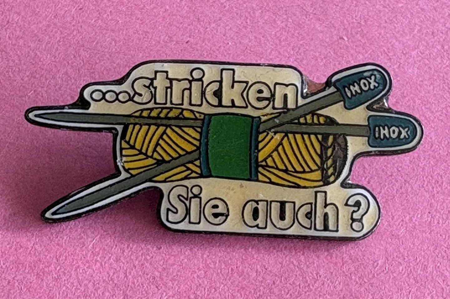 Placchette & Badge: Pin Stricken Sie auch? Brosche mit Stricknadeln & Garn – Usato da Basel venduto da adl_6y8g