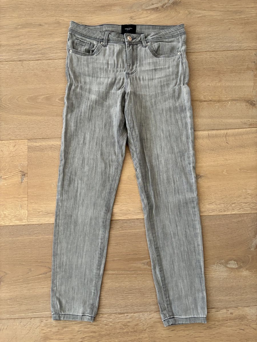 Vero Moda Jeans: Vero Moda Jeans grau - Grösse S/30 – D'occasion à Ennetbürgen par Evelyne_G