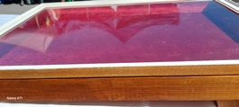 Belle vitrine ancienne en bois massif, fond velours rouge