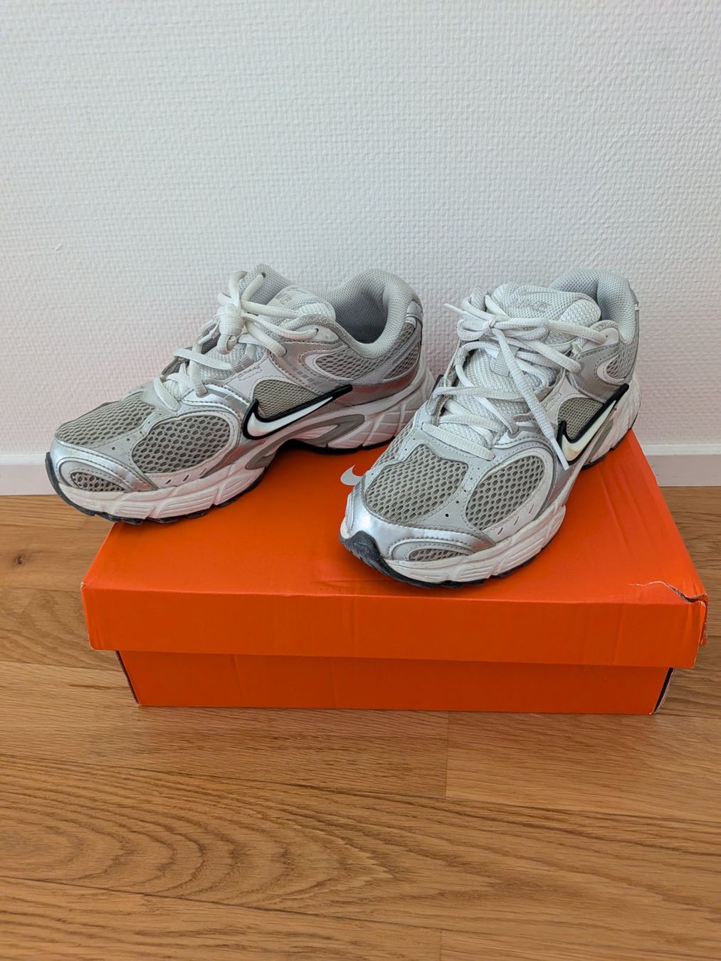 Nike Scarpe da uomo: Nike V5 RNR Sneaker silbern Grösse 39, gebraucht – Usato da Zürich venduto da BellaU 2