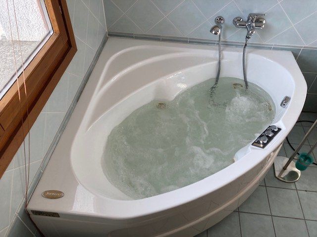 Jacuzzi Whirlpool: Eckbadewanne JACUZZI Whirlpool im TESSIN – Usato da Cham venduto da I7I7
