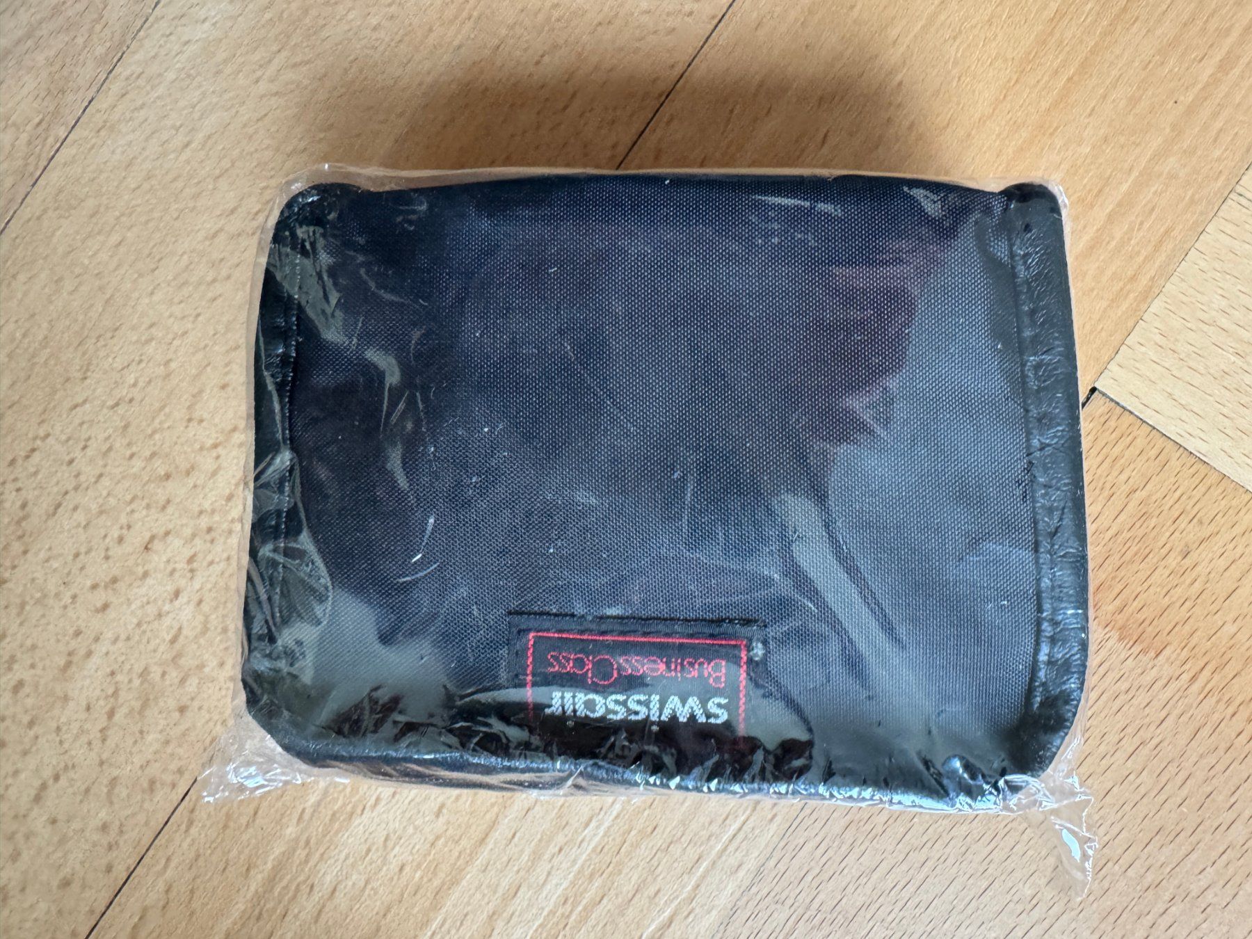 Custodie per cosmetici: Original Travel Kit First Class Swissair – Nuovo e nell'imballaggio originale da Zürich venduto da designloverin