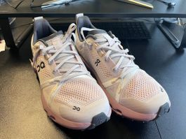 ON Damen Schuh Cloudsurfer Trail (rosa, 41)