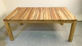 Handgefertigter Holztisch aus Indonesien