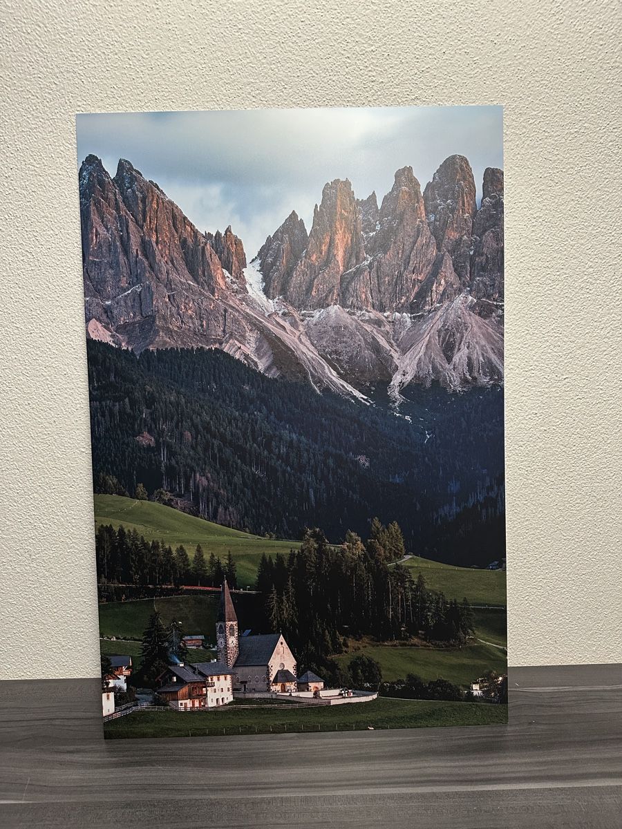 Poster & Bilder: Berglandschaft Wandbild mit Kirche, Dolomiten - Alu-Dibond – Neu und originalverpackt aus Aarburg von Tonija
