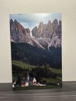 Berglandschaft Wandbild mit Kirche, Dolomiten - Alu-Dibond