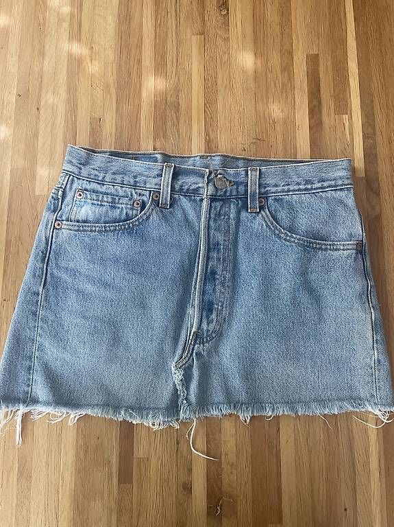 Jupes: Levi's mini jupe jeans  – D'occasion à Troinex par nadinebmichaelson
