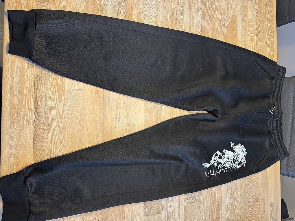 Pantaloni: Schwarze trainerhose Drachenlogo – Usato da Meilen venduto da DavideL02