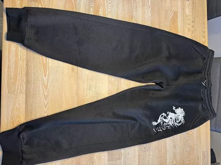 Schwarze trainerhose Drachenlogo