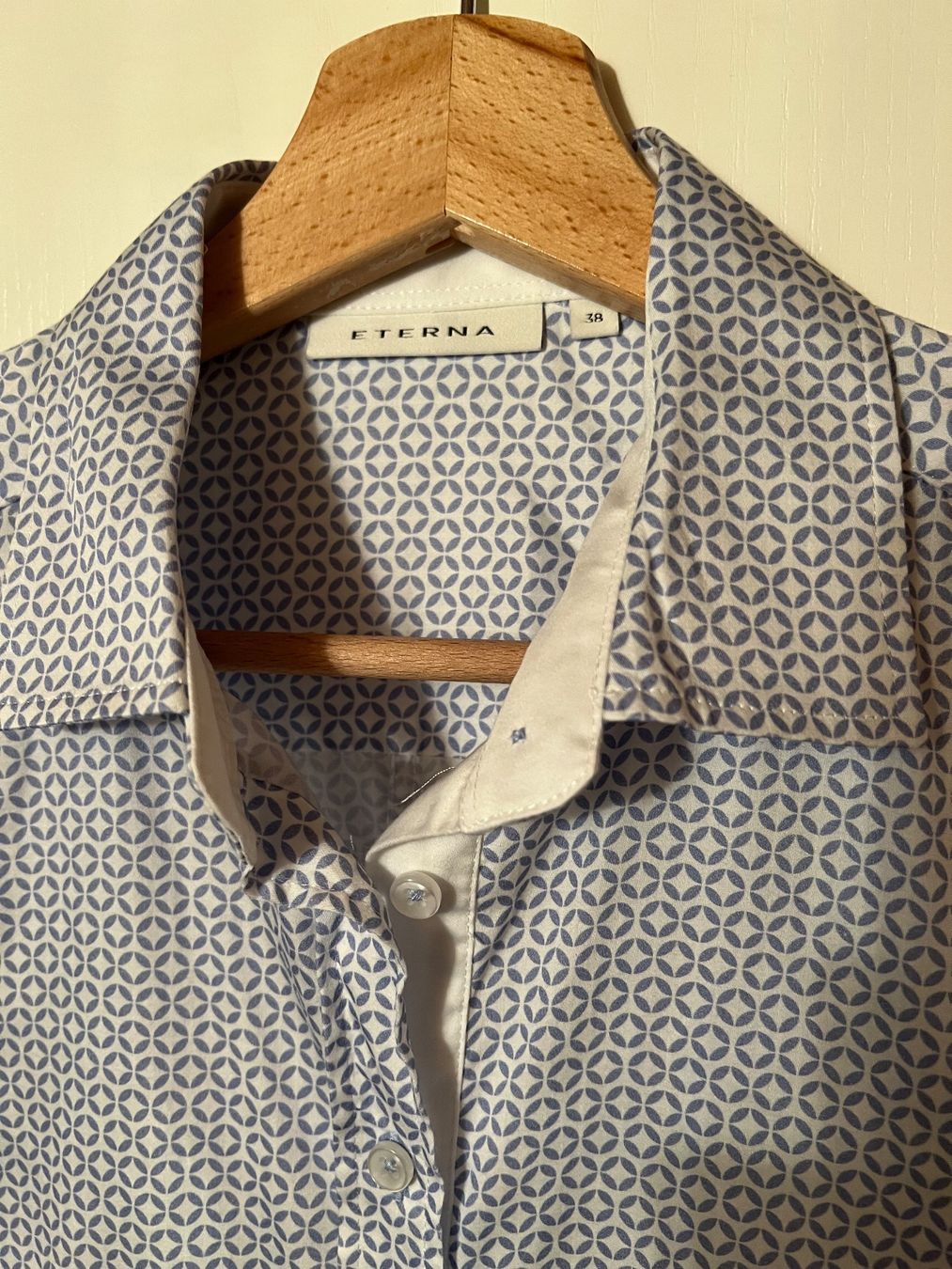 Eterna Camicette: Eterna Damen Bluse weiss-blau gemustert, Grösse 38 – Nuovo (secondo la descrizione) da Ruggell venduto da Malbuntiger01