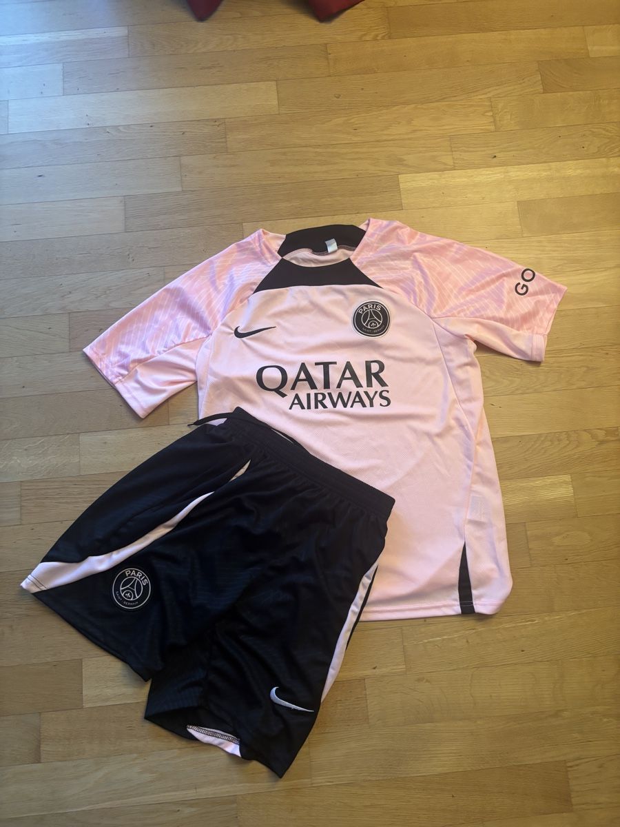 Nike Lotti di vestiti: Paris Saint-Germain Jersey and Shorts Set Size M – Nuovo (secondo la descrizione) da Neuenhof venduto da Stockz