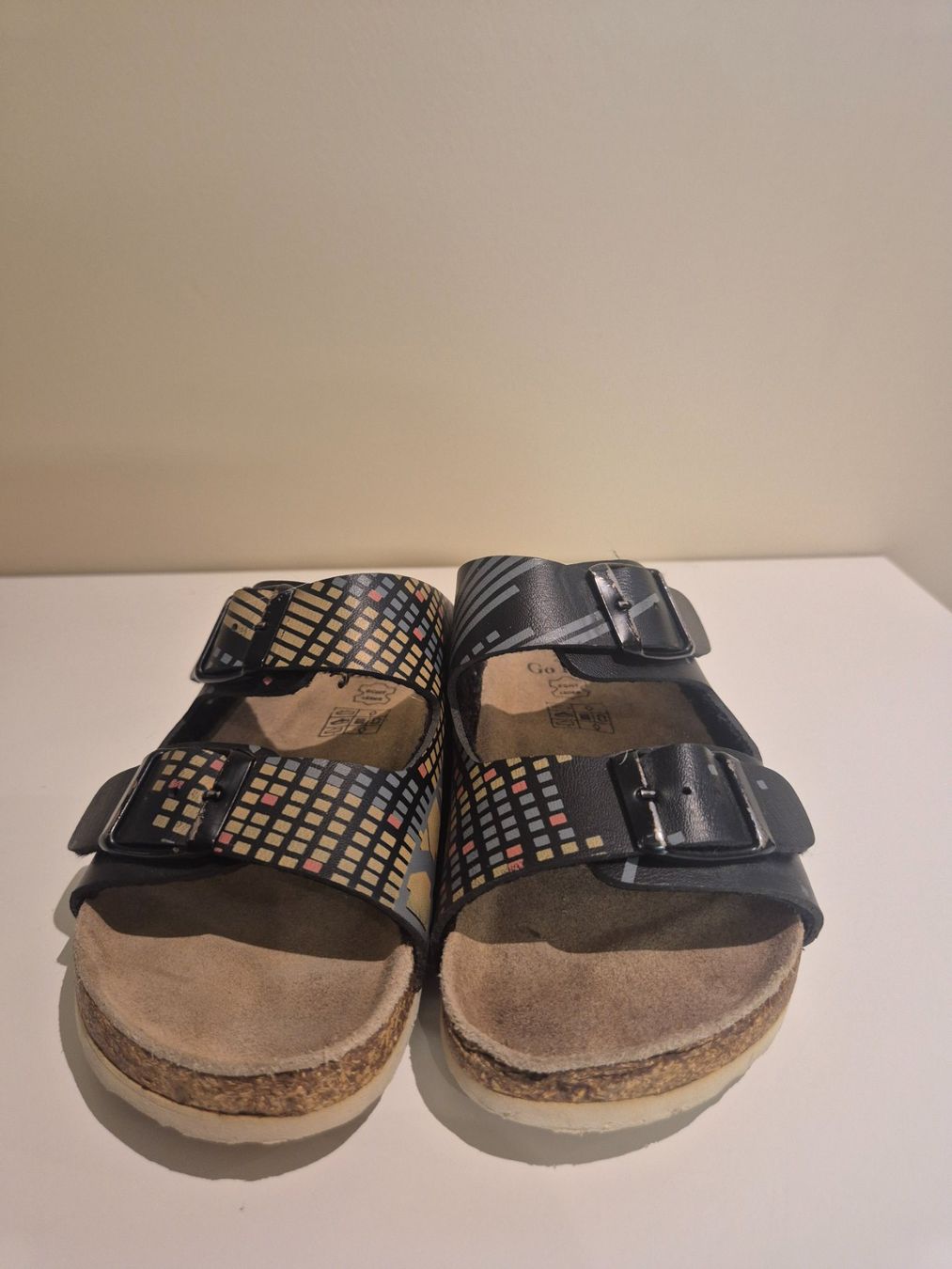 Scarpe per ragazzi: Slipper Go Easy schwarz mit Muster, Gr. 30 – Usato da Dietikon venduto da grafad 1