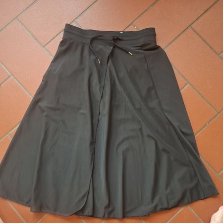 Schwarzer Sportrock mit integrierten Shorts, Grösse L