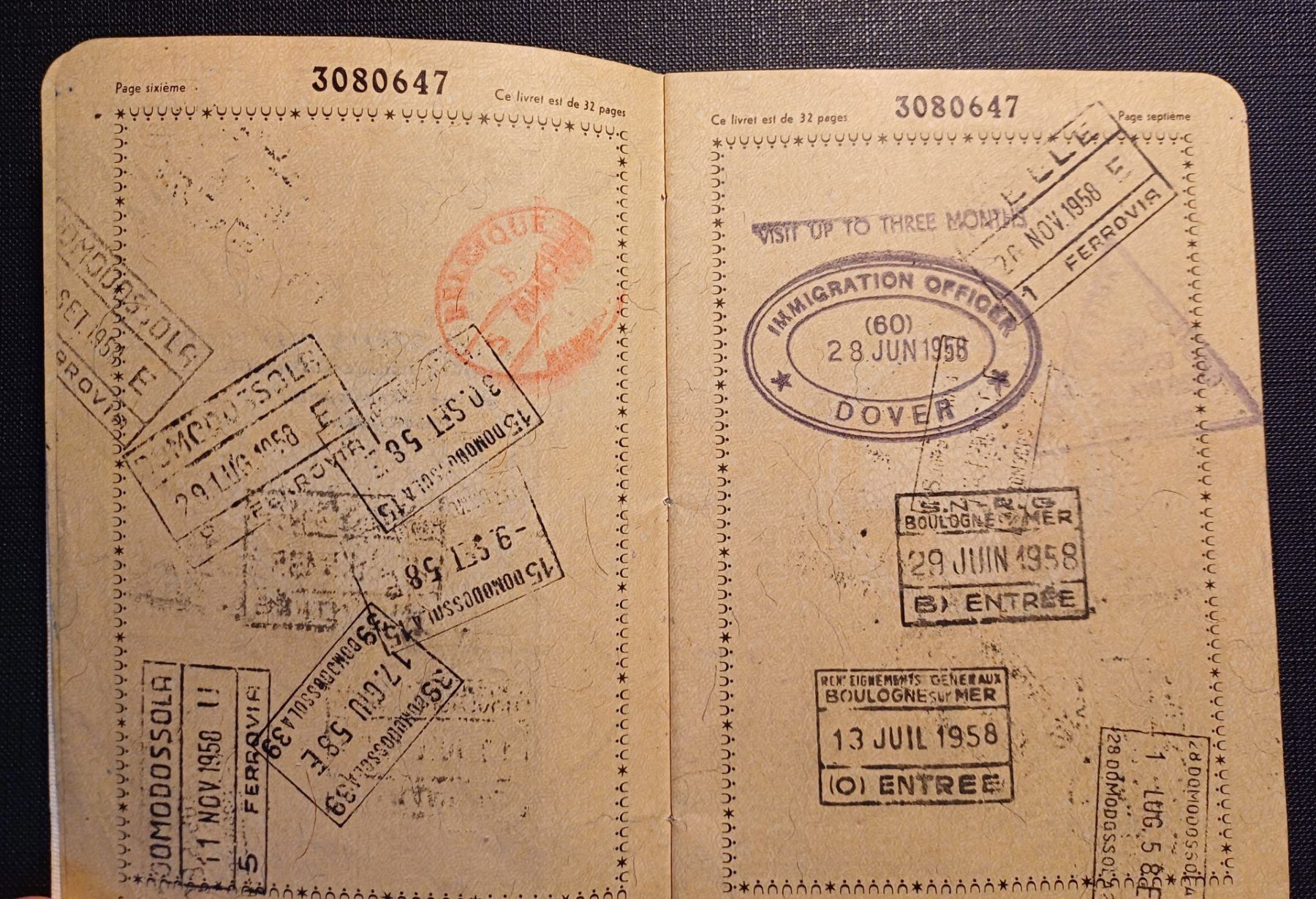 Autres collections & raretés: Alter SCHWEIZER PASS 1958 mit vielen Stempeln – D'occasion à Brittnau par  2