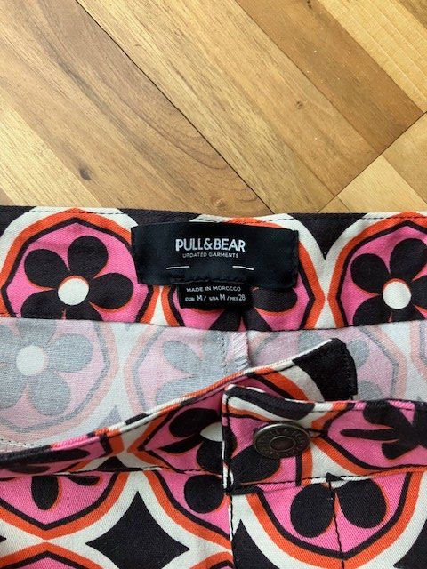 Pull&Bear Pantaloni: Pull&Bear Hose, Gr. M, Pink Schwarz, Blumenmuster, Top! – Nuovo (secondo la descrizione) da Uznach venduto da Atrani 2