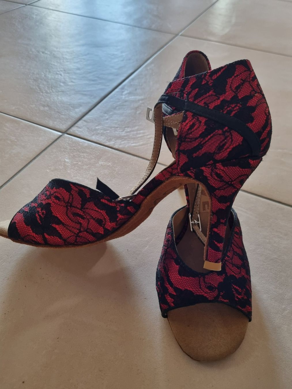 Scarpe da donna: Neue Tangoschuhe in der Grösse 40 – Nuovo (secondo la descrizione) da Steckborn venduto da Allegro5 1