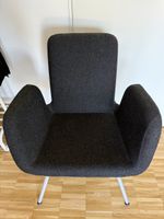 Stuhl aus dunkelgrauem Stoff  (1x)