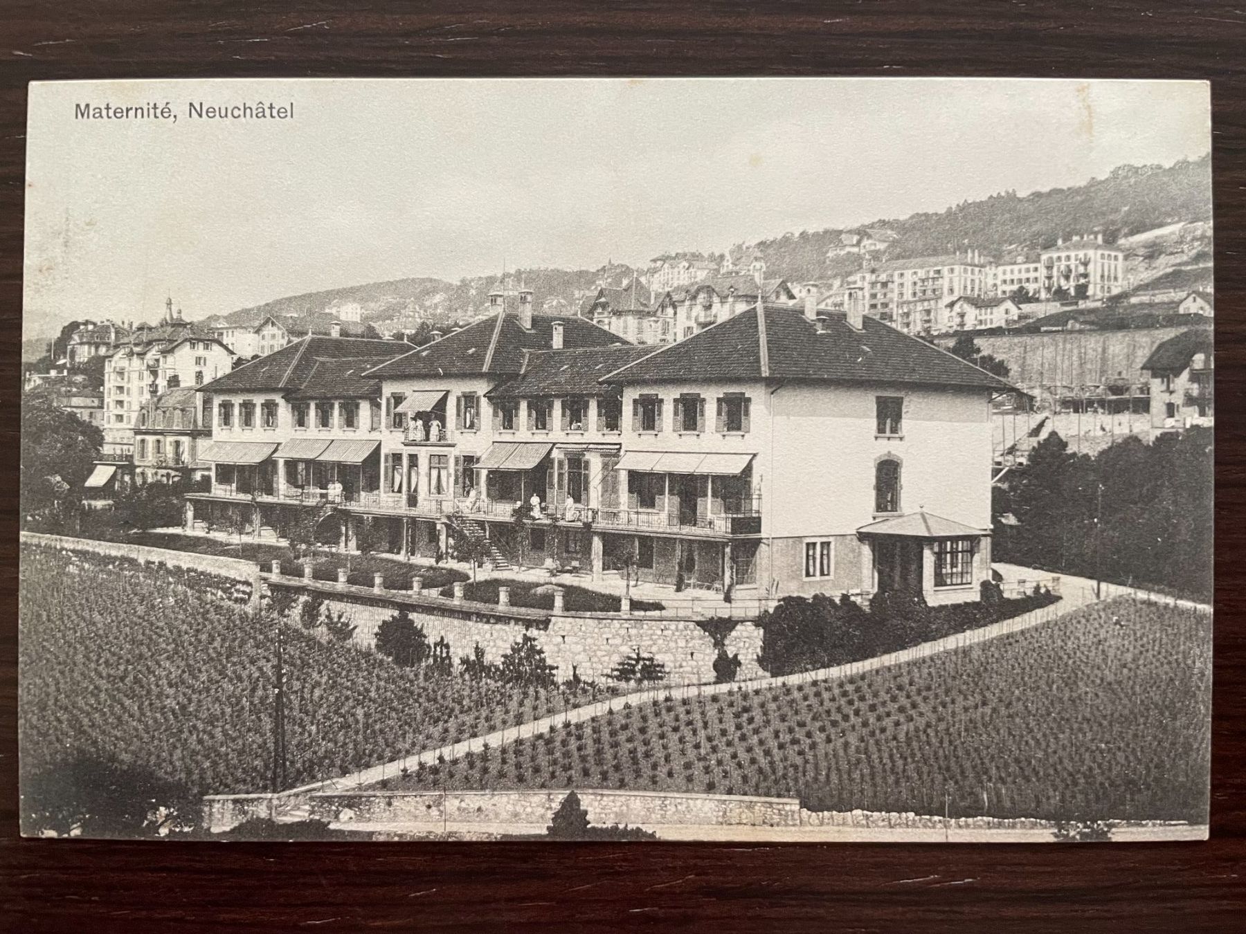 Cartoline postali: NEUCHÂTEL Maternité, animée – Usato da Wald ZH venduto da TLILEF