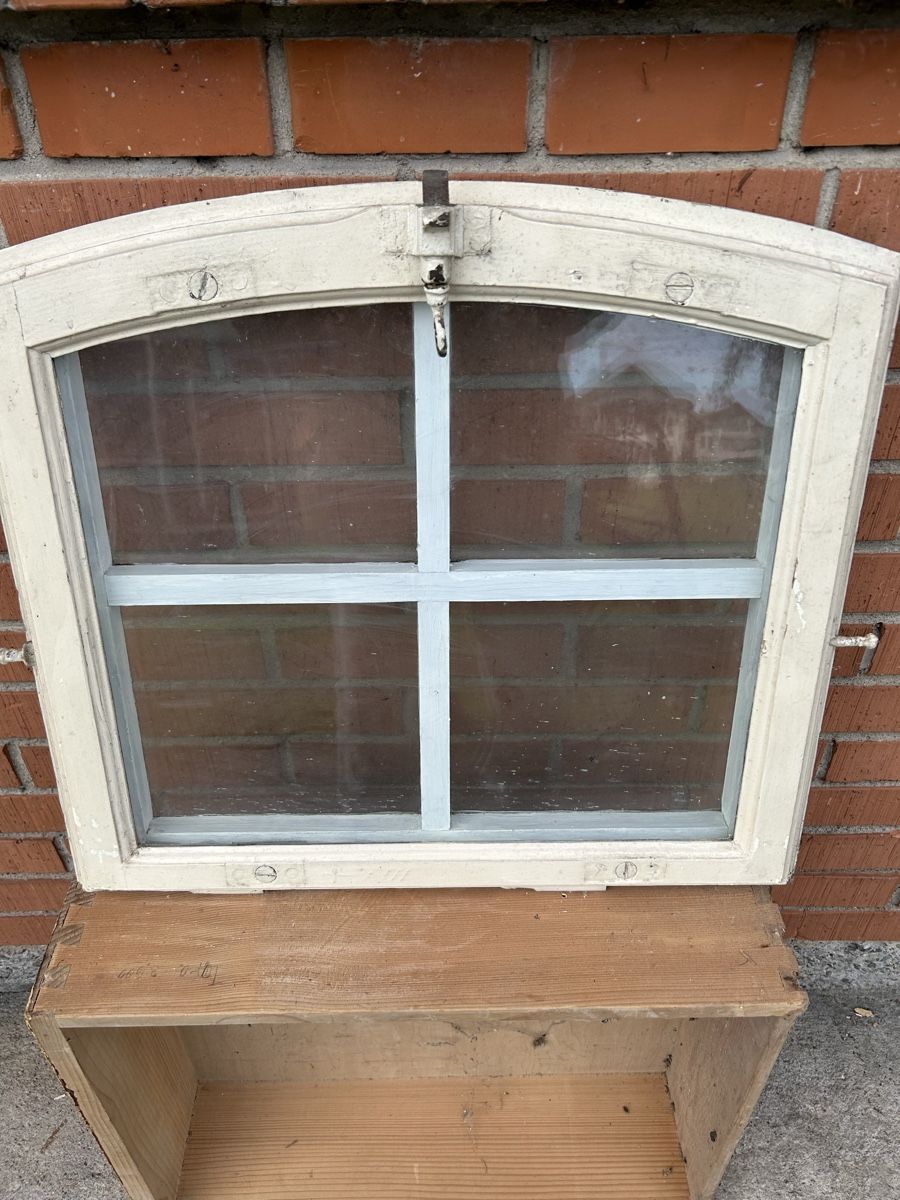 Finestre: Altes Holzfenster mit Rundbogen weiss 50cm breit – Usato da Gwatt (Thun) venduto da ate_6ng8 1