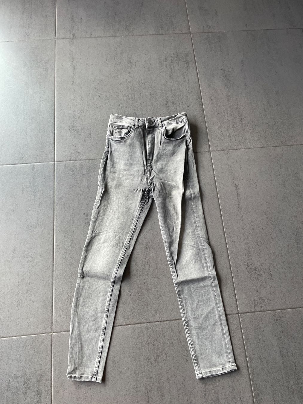 Zara Jeans: Jeans Zara gris délavé, taille 38 – Gebraucht aus Cressier NE von leiestla