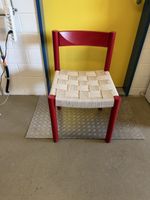 Stuhl rot Holz Sitzband Geflecht guter Zustand Design