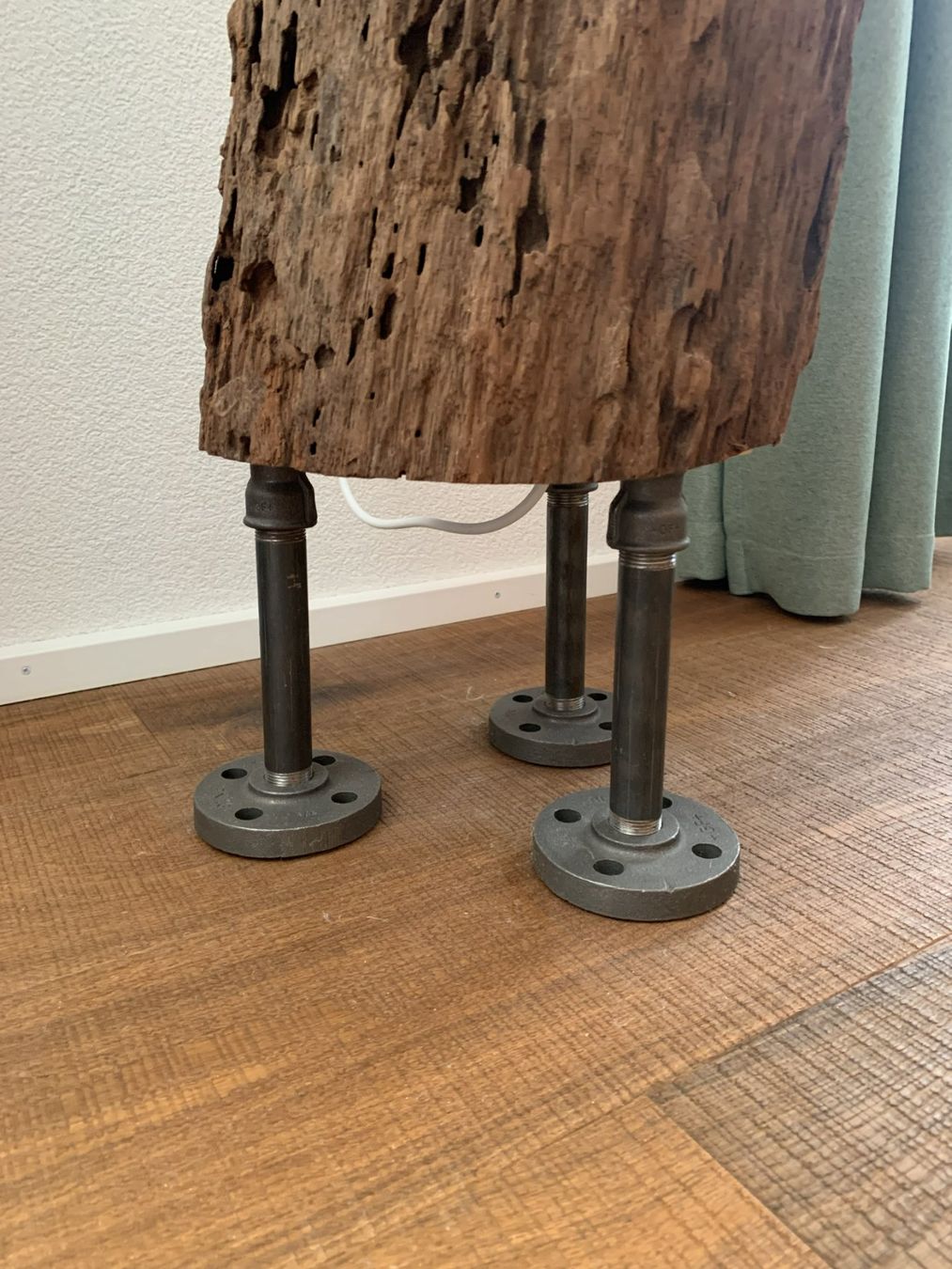 Lampade: Wunderschöne Ständerlampe aus Teakholz. – Usato da Saland venduto da B.W8493 2