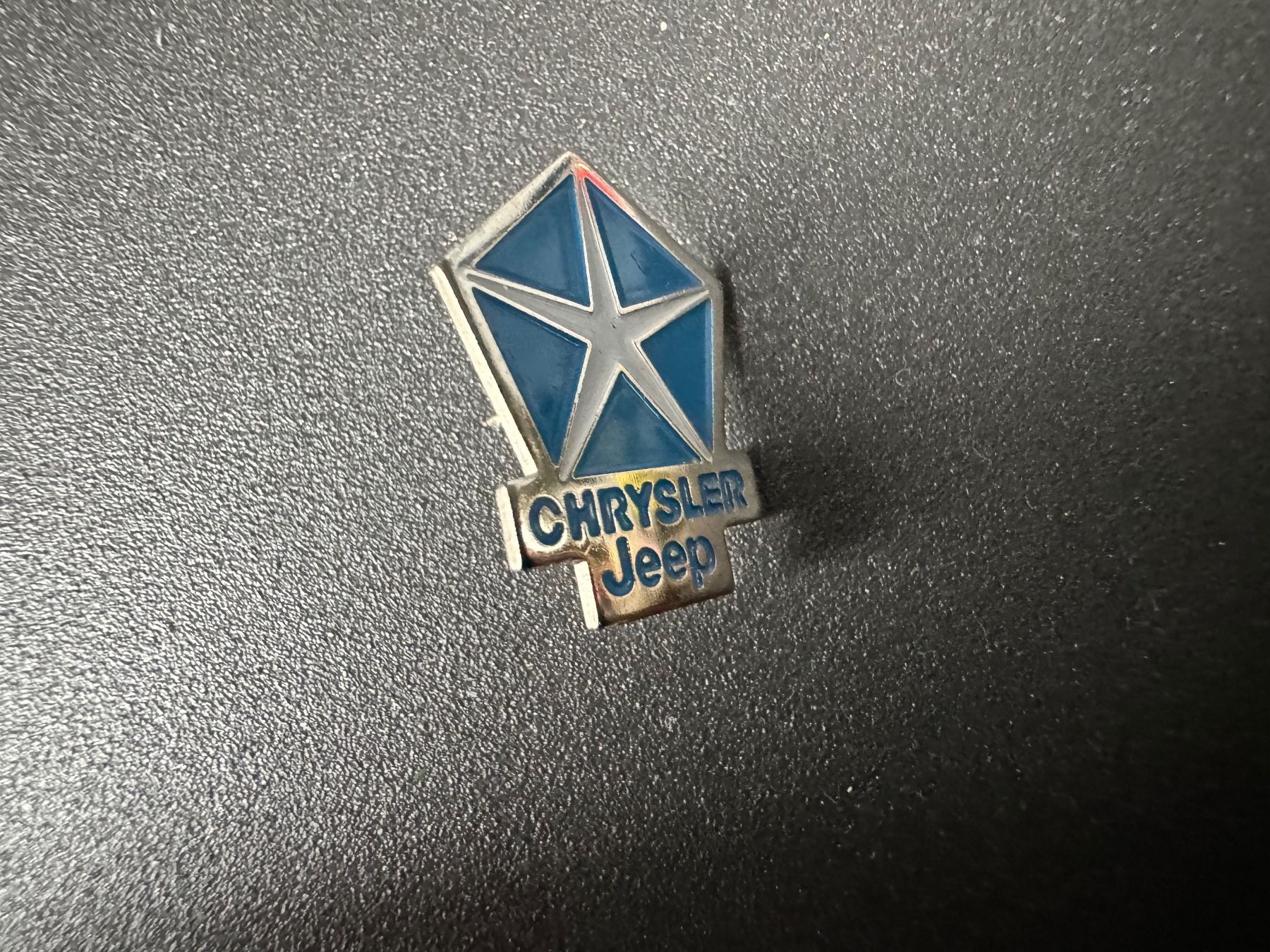 Placchette & Badge: Pin Chrysler Jeep – Usato da Galgenen venduto da rub_f6kh