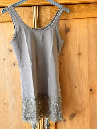 2 x 1 SHIRT-TOP MIT SPITZE - GRÖSSE S