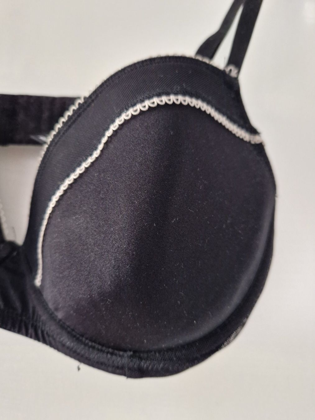 Beldona Sonstige Unterwäsche: Schwarzer BH Grösse mit weissen Details - Grösse 80C – Gebraucht aus Niedergösgen von _.vanii._ 1
