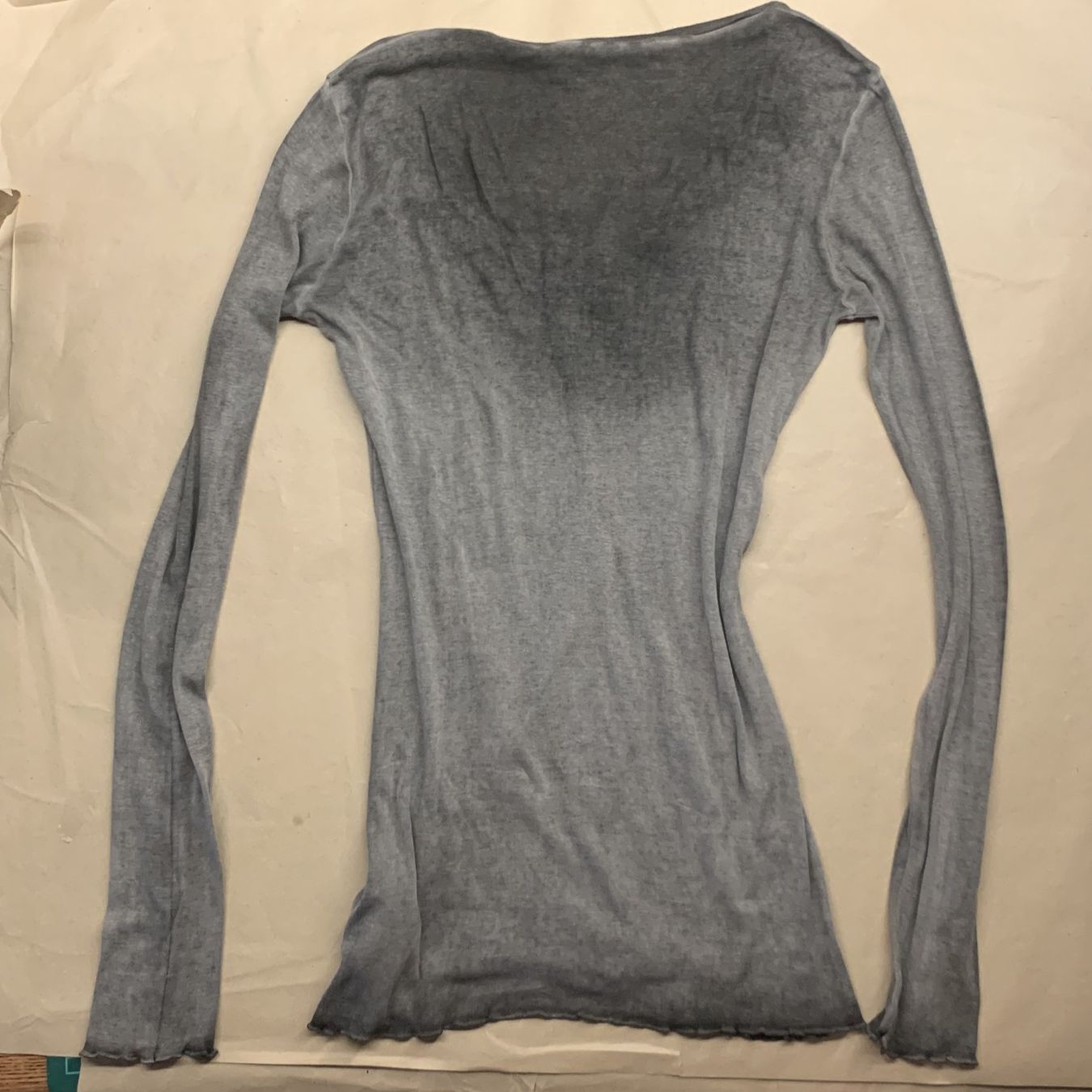 Top: Graues Henley-Shirt mit langen Ärmeln – Usato da Chalais venduto da Decoarts.art 3