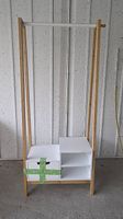 Garderobe mit Kleiderstange