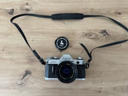 Canon AE-1 mit FD 50mm 1:1.8 Objektiv und Kappe