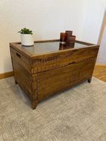 Massivholz Couchtisch mit Glasvitrine & Stauraum