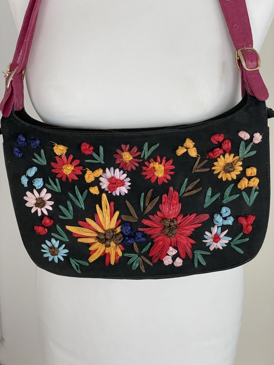 Taschen für Damen: Schwarze Handtasche mit Blumenstickerei – Defekt aus Winterthur von tat_ky5h 1