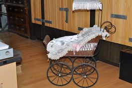 Kinderwagen Vintage mit Porzellan Puppe Sammlerstück