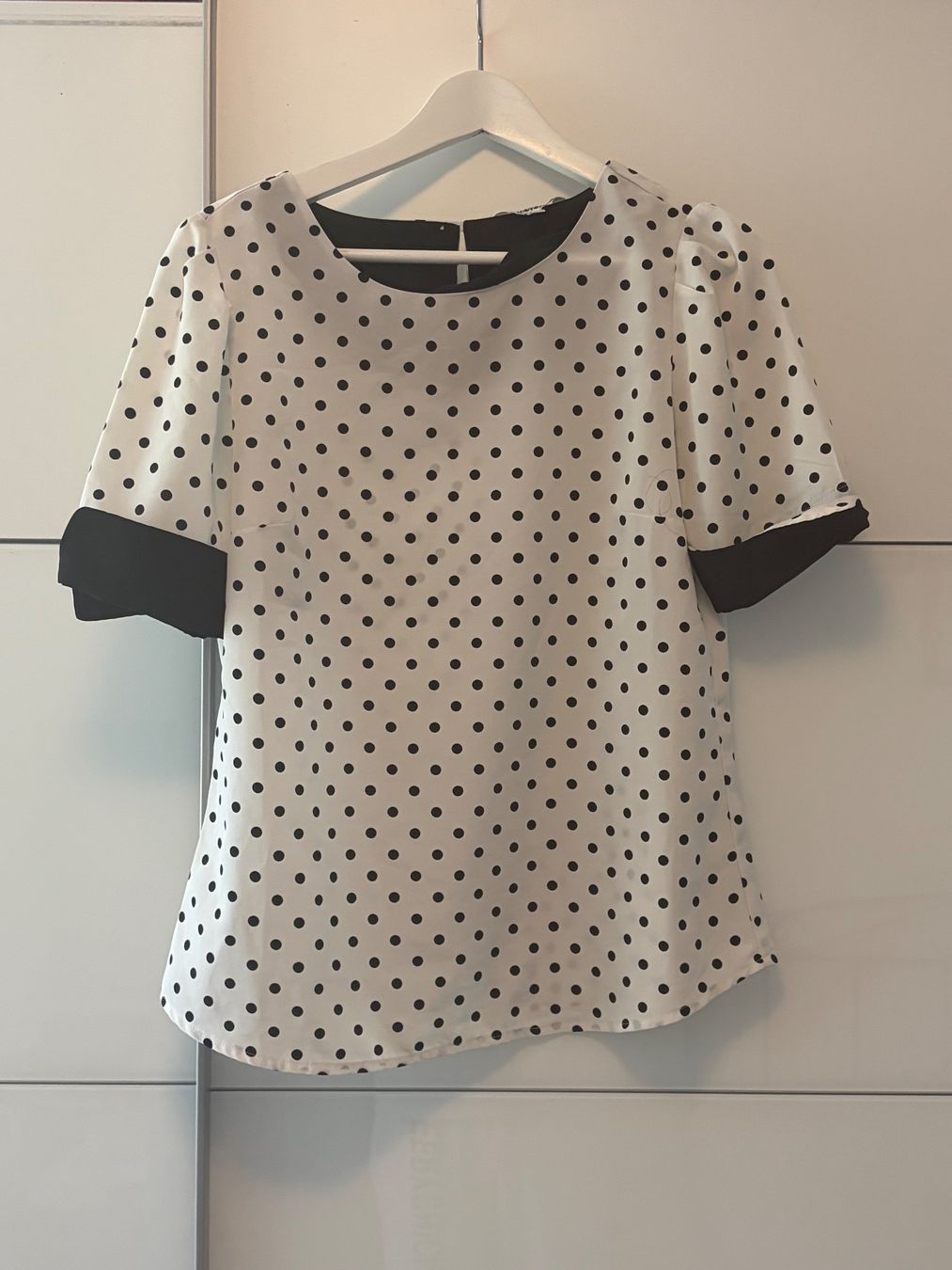 Blusen: Damenbluse mit Punkten in s/w Grösse M – Neu (gemäss Beschreibung) aus Zürich von Leg_elif8022