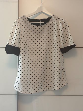 Damenbluse mit Punkten in s/w Grösse M
