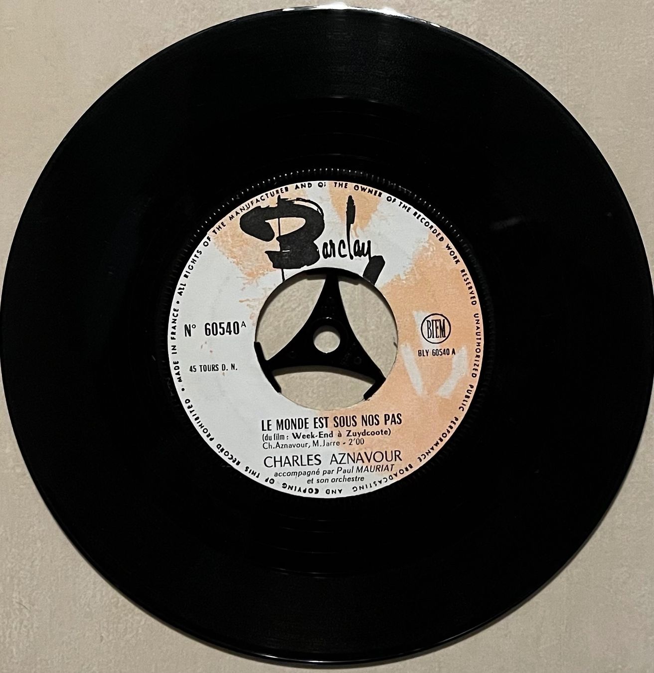 Dischi in vinile: CHARLES AZNAVOUR - LE MONDE EST SOUS NOS PAS – Usato da Bussigny venduto da vinyl-pas-cher