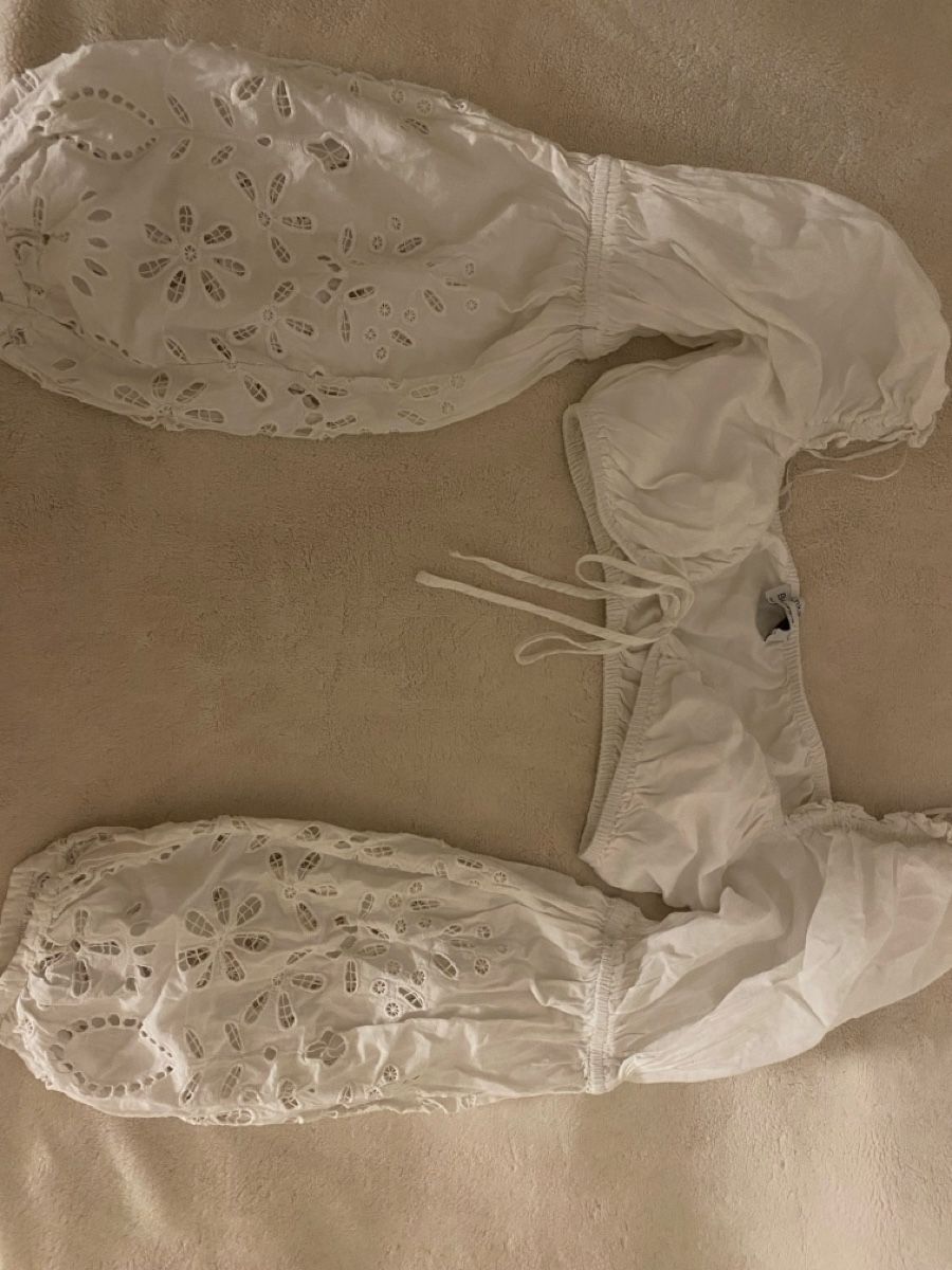 Bershka Top: Crop top blanc Bershka, dentelle, M – Usato da Vésenaz venduto da gau_v6pf 3