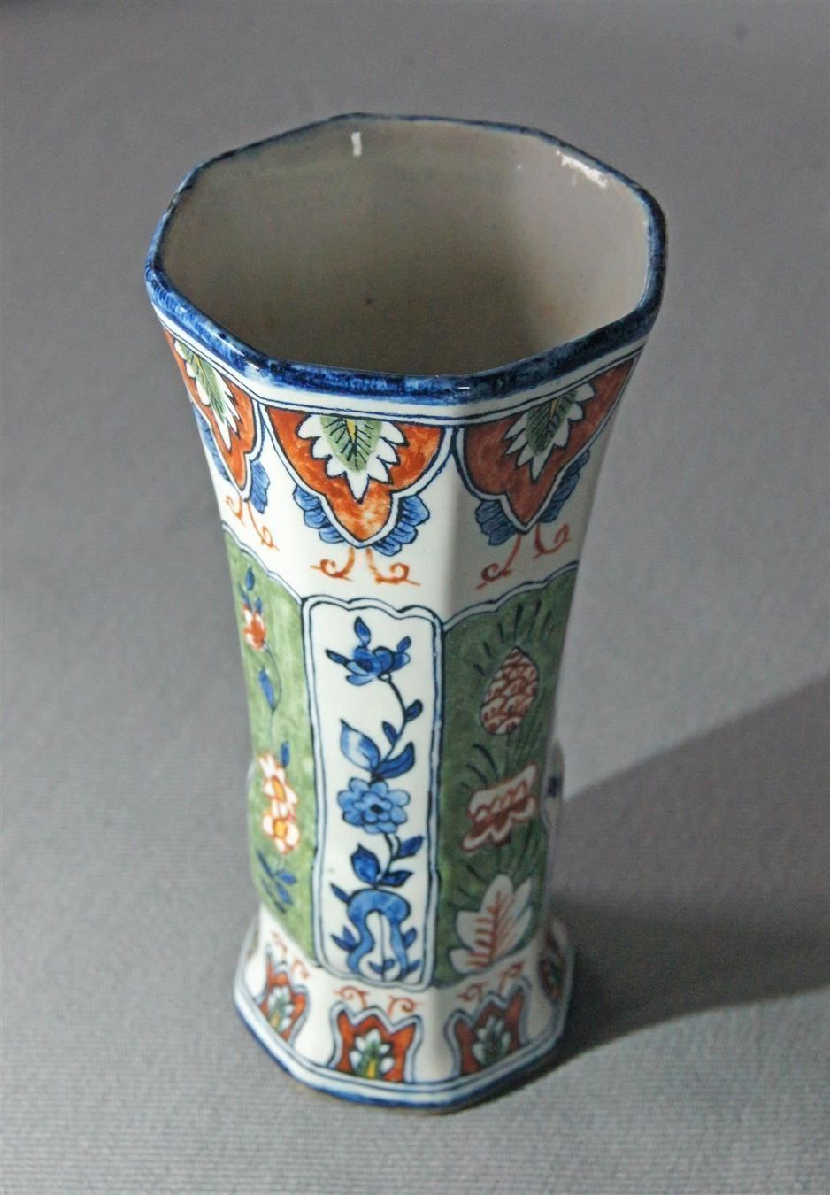 Vasen & Gefässe: Künstlervase mit floralem Muster – Gebraucht aus Geroldswil von ARTEFACTO 4