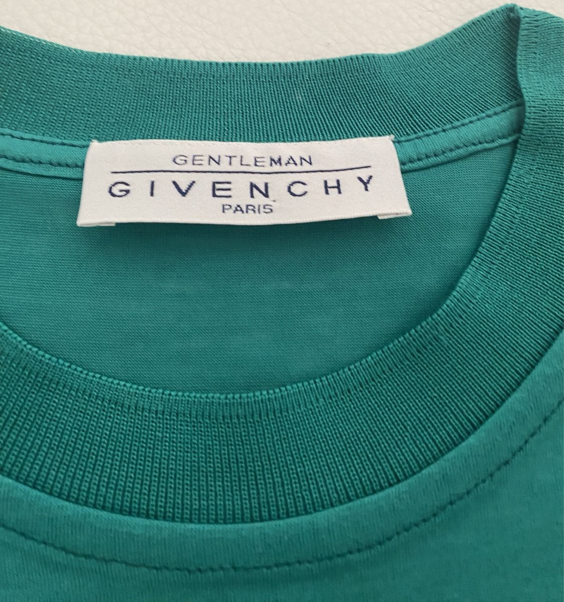 Givenchy T-Shirts: GIVENCHY paris oberteil – Gebraucht aus Opfikon von Luis144 1