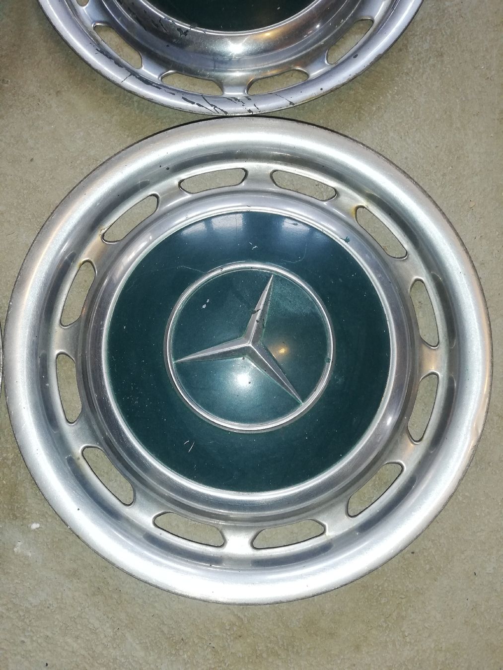 Mercedes-Benz Tutti pezzi di ricambio auto: Mercedes Oldtimer Radkappen – Usato da Lungern venduto da Lena189 2