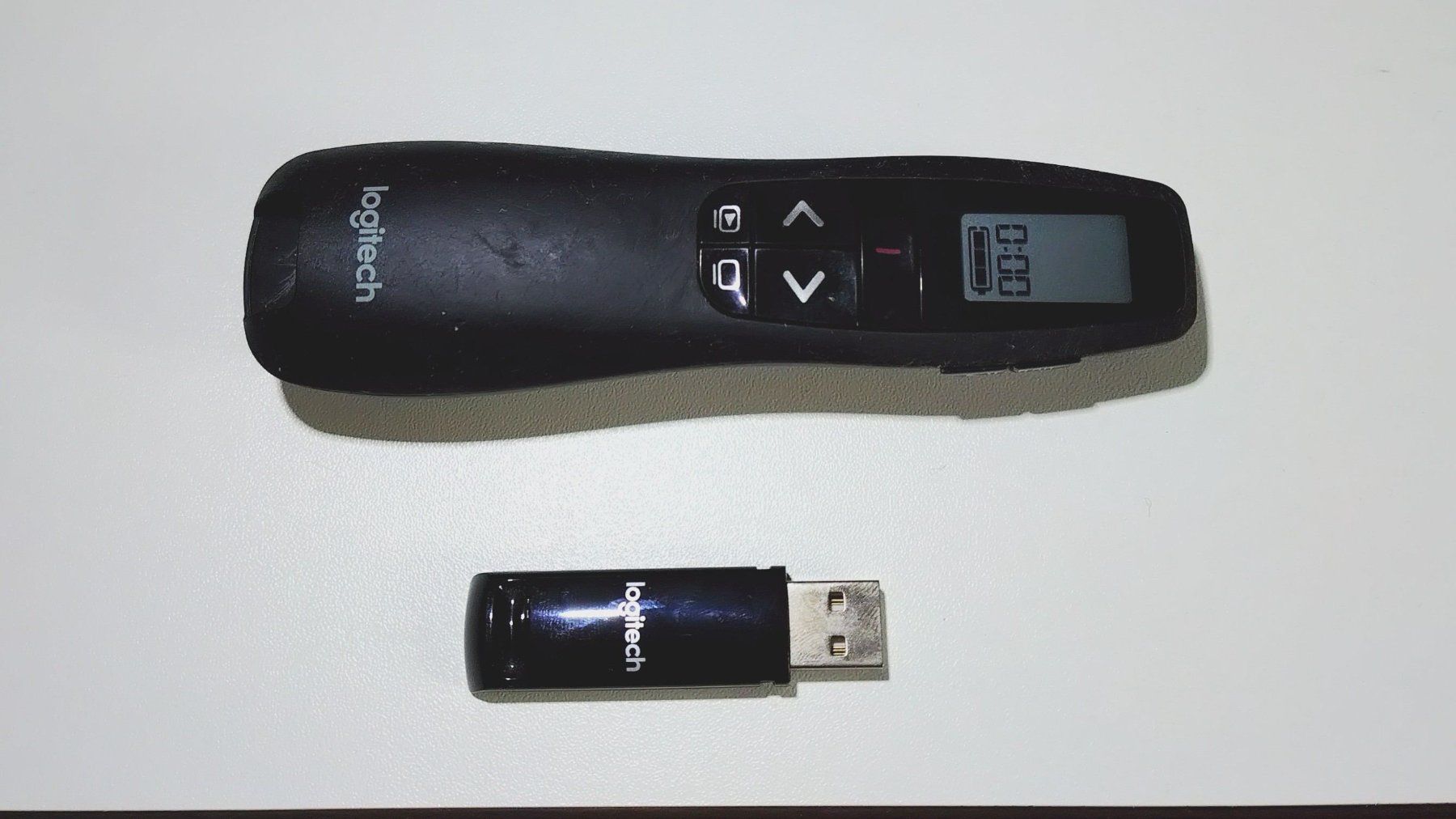 Logitech Telecomandi: Logitech Presenter, roter Laser, R700 – Usato da Dübendorf venduto da Tenmoku