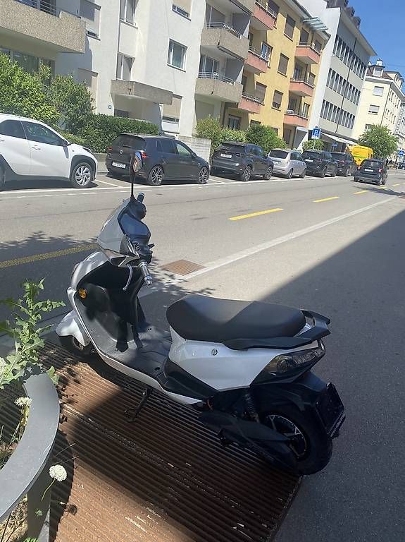 Veicoli elettrici: E-Roller Vengo Leo 45/kmh  – Usato da Zürich venduto da ER- 2