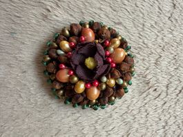 Brosche handgemacht floral braun beige gold rot grün Ansteck
