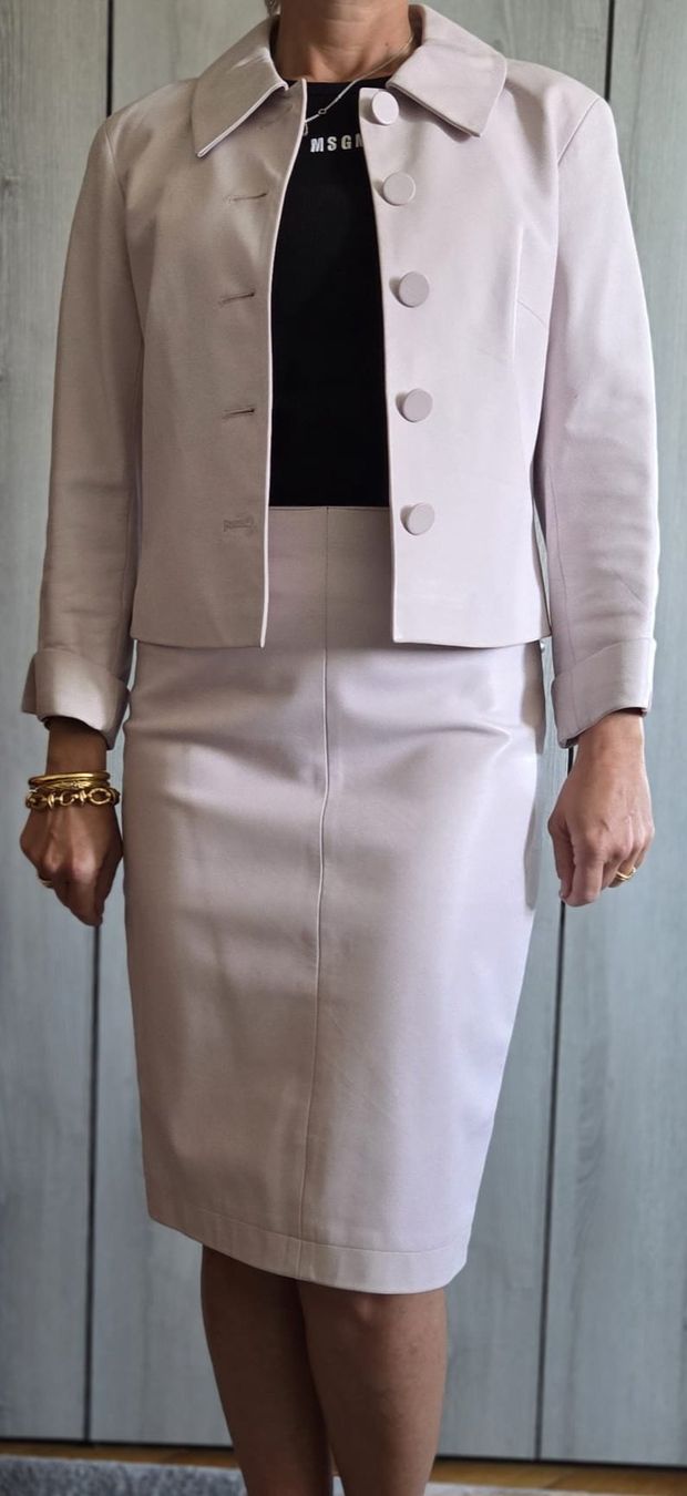 Completi & Tailleur: Ensemble tailleur rose poudré en cuir, élégant. Taille S. – Usato da Neuchâtel venduto da wikit 1