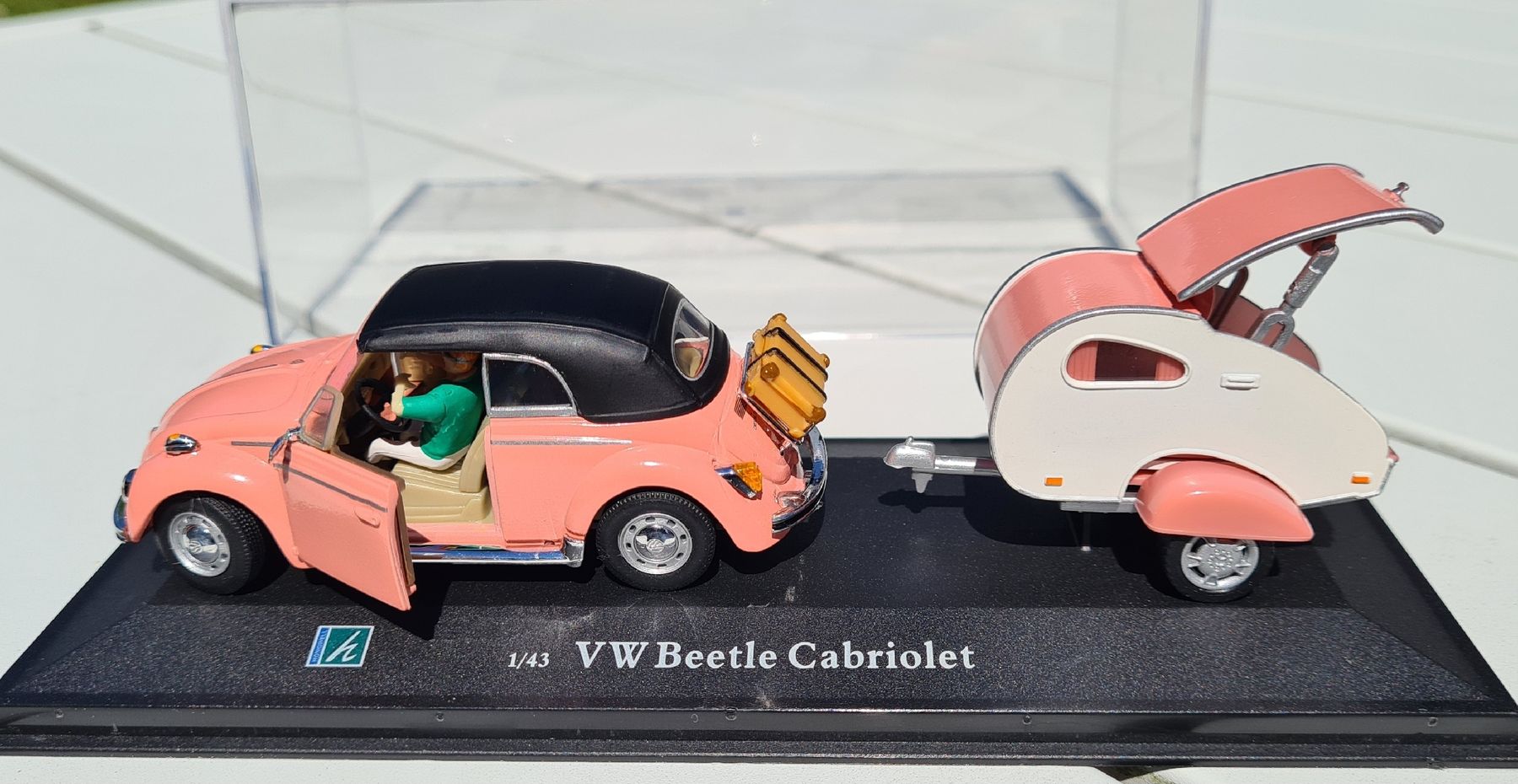 Volkswagen Modellini d'auto: VW Beetle / Käfer Cabriolet mit Wohnwagen 1:43 – Usato da Emmenbrücke venduto da Eichhoefli 1