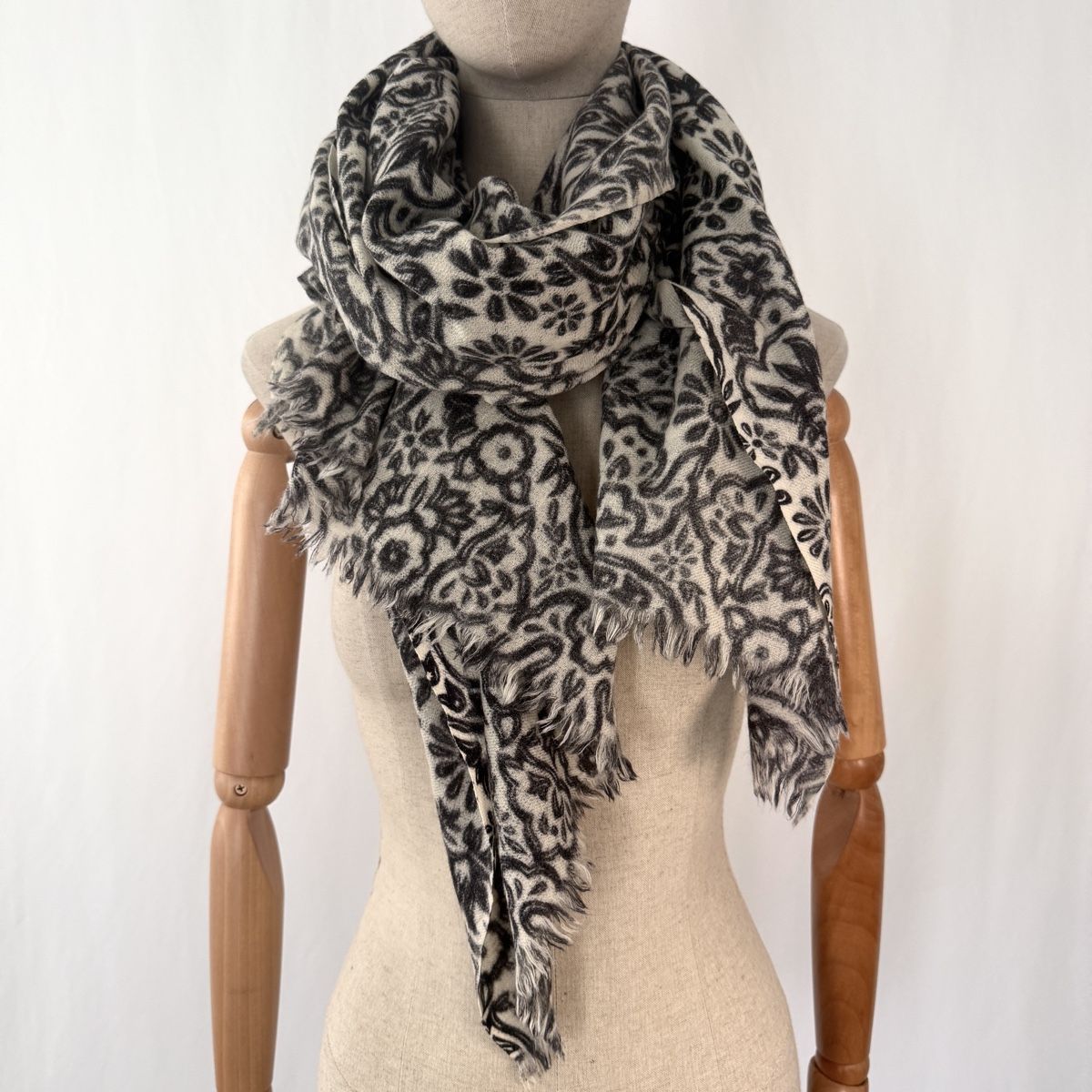 Foulard & Sciarpe: HIGH Everyday Couture Scarf – Nuovo (secondo la descrizione) da Freienbach venduto da Avviivva_Shop