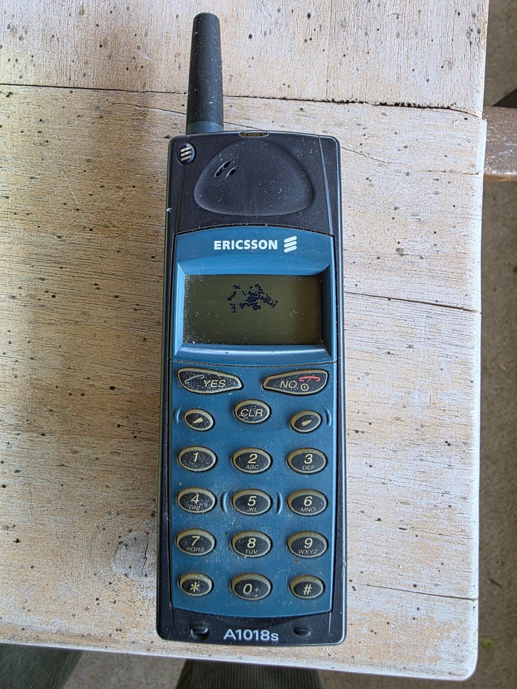Ericsson Telefoni cellulari / Smartphones: Vintage Ericsson A1018s mit Auto Einbau Satz – Usato da Walterswil BE venduto da Lonitti