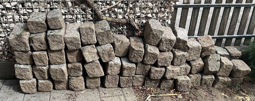 Pierres & tuiles: Gartensteine / Pflastersteine / Granitsteine – D'occasion à Aefligen par Biienli
